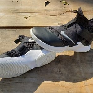 Basketball shoes